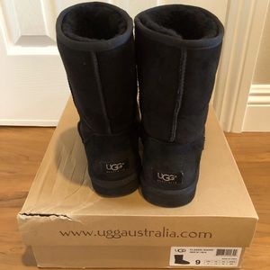 UGG Classic Short. Women’s Black Size 9